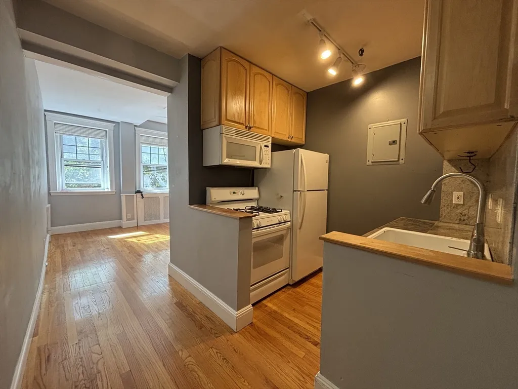 1 bed, 1 bath apartment for rent at 2001 Commonwealth Ave Unit 2, Brighton — photo 4 of 19