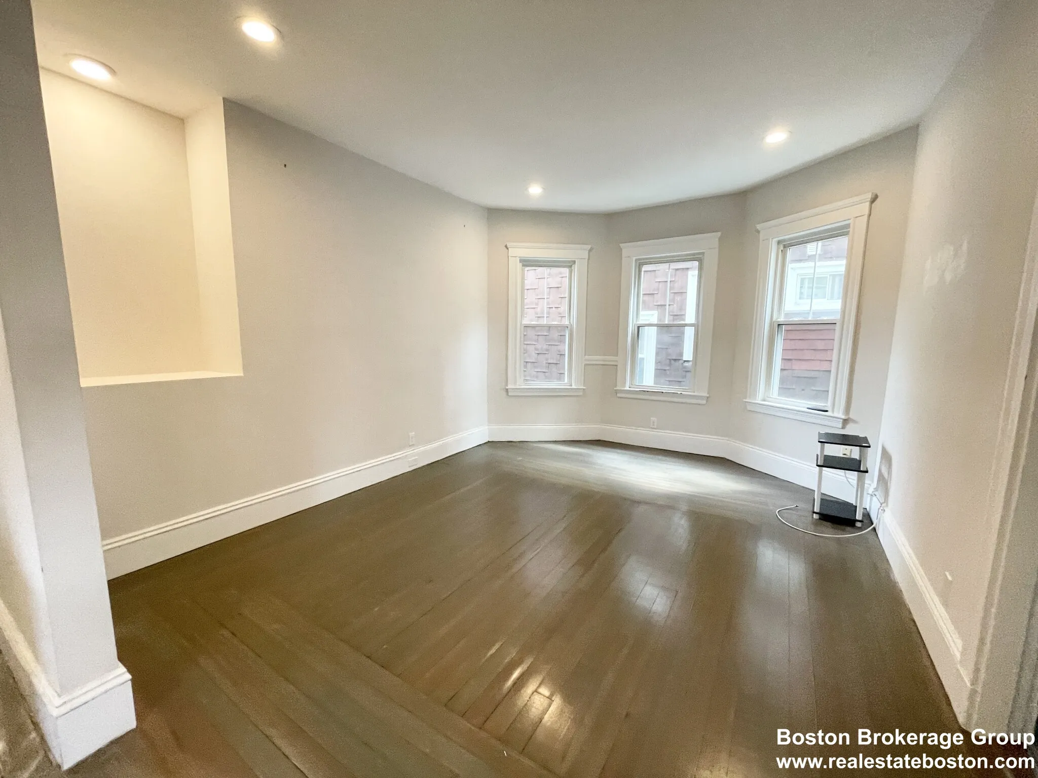 4 bed, 2 bath apartment for rent at 201 East Cottage St Unit 2, Dorchester — photo 4 of 10