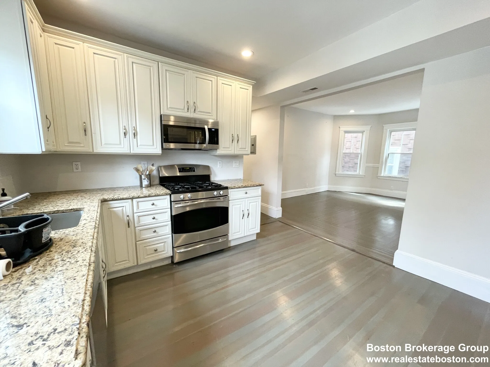 4 bed, 2 bath apartment for rent at 201 East Cottage St Unit 2, Dorchester — photo 2 of 10