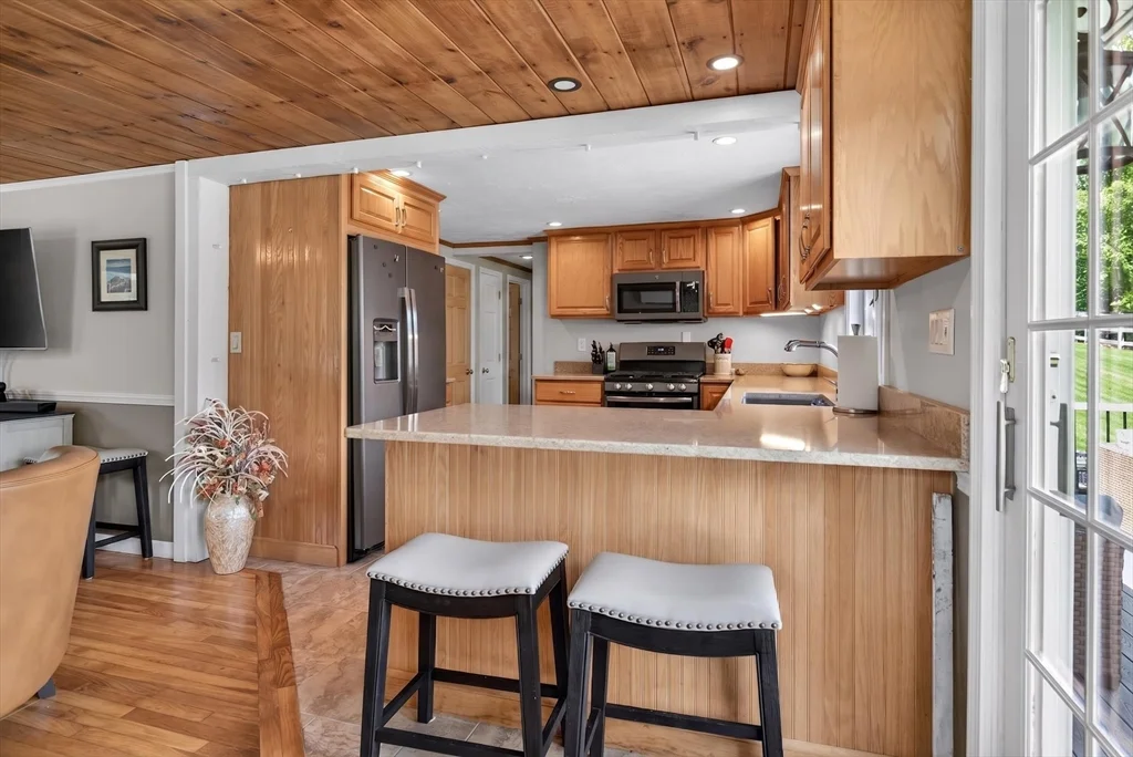 2 bed, 1 bath apartment for rent at 201 Grove St, Kingston — photo 3 of 18