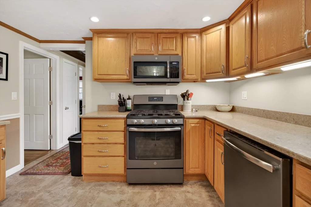 2 bed, 1 bath apartment for rent at 201 Grove St, Kingston — photo 4 of 18