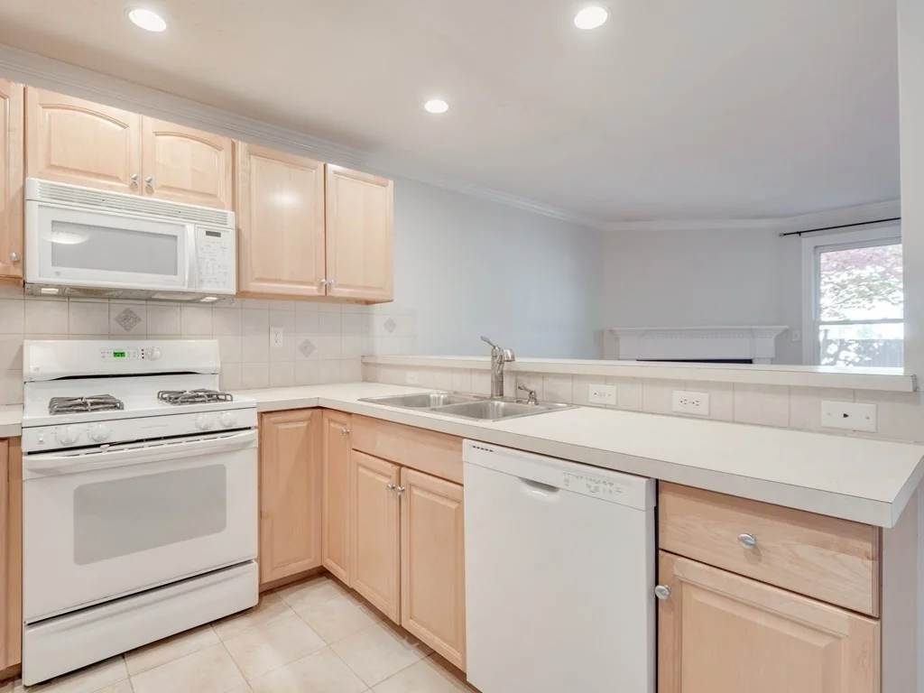 3 bed, 2 bath apartment for rent at 201 Main St Unit 2, Woburn — photo 8 of 31