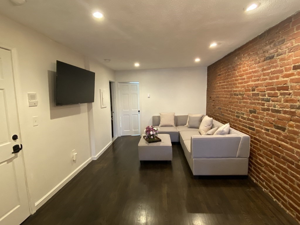 2 bed, 1 bath apartment for rent at 201 Salem St Unit 5, North End — photo 1 of 7