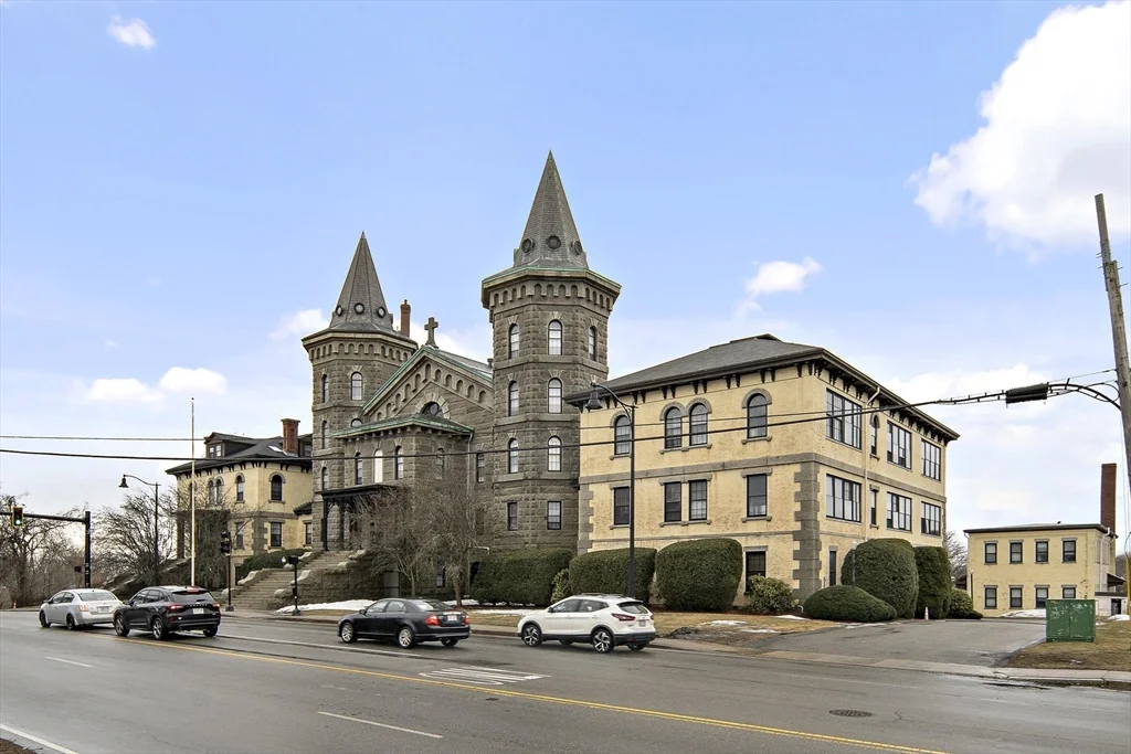 2 bed, 1 bath apartment for rent at 201 Thorndike St Unit 205, Lowell — photo 3 of 13