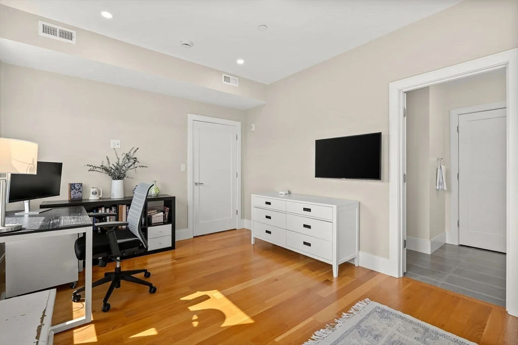 3 bed, 2 bath apartment for rent at 201 W 8th St Unit 3A, South Boston — photo 20 of 32