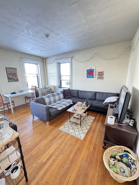 1 bed, 1 bath apartment for rent at 2013 Commonwealth Ave Unit 1R, Brighton — photo 3 of 9
