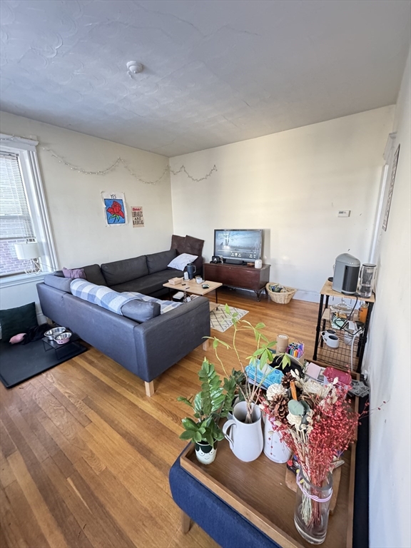1 bed, 1 bath apartment for rent at 2013 Commonwealth Ave Unit 1R, Brighton — photo 2 of 9