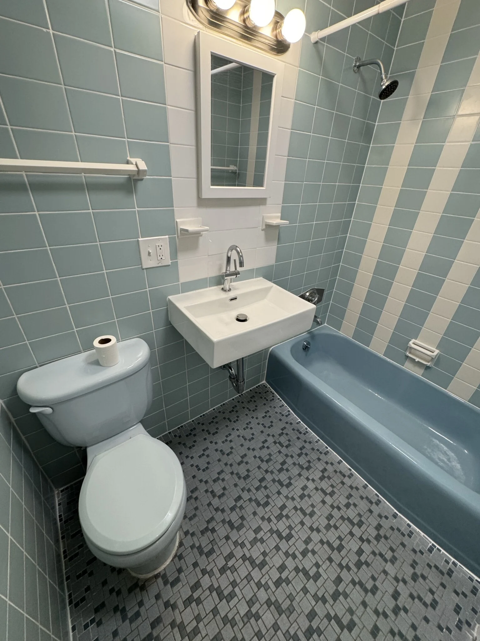 Studio bed, 1 bath apartment for rent at 2018 Commonwealth Ave Unit 33, Brighton — photo 2 of 7