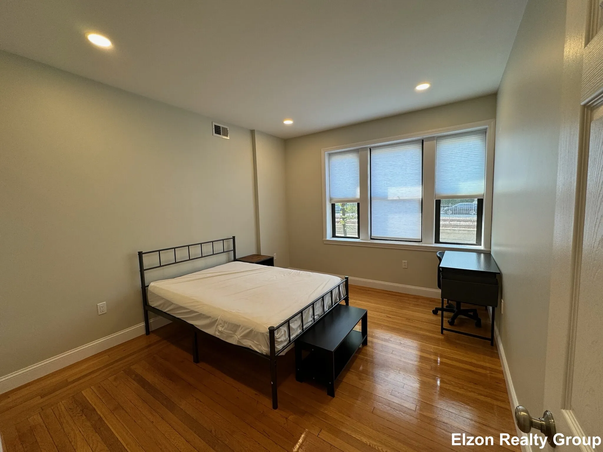 5 bed, 2.5 bath apartment for rent at 2021 Commonwealth Ave Unit A, Brighton — photo 4 of 19