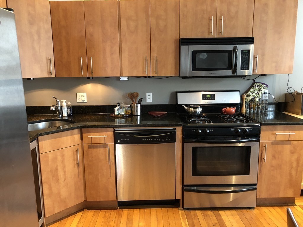 2 bed, 2 bath apartment for rent at 2025 Commonwealth Ave Unit 4, Brighton — photo 4 of 11