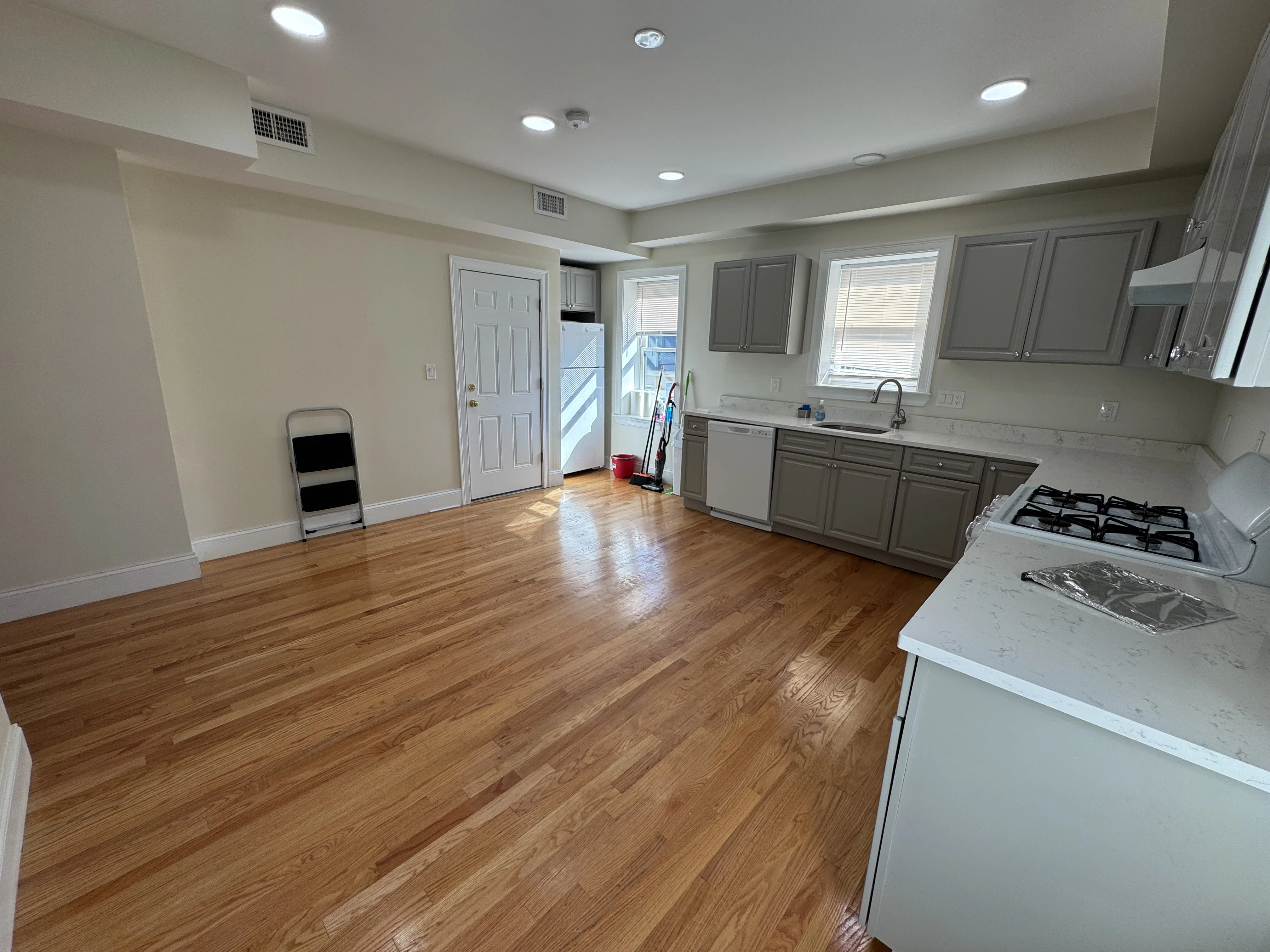 3 bed, 2 bath apartment for rent at 2028 Massachusetts Ave Unit 3, North Cambridge — photo 2 of 11