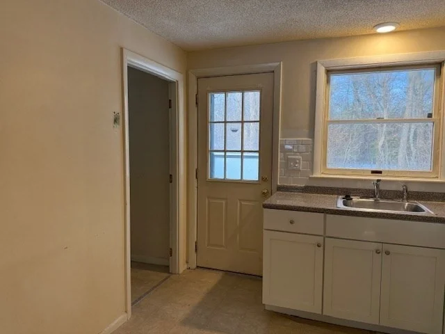 2 bed, 1 bath apartment for rent at 203 Manzella Ct Unit 0, Rockland — photo 3 of 12