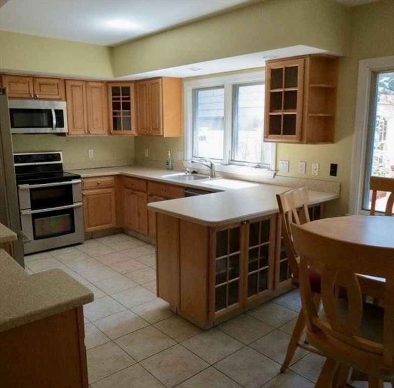 5 bed, 3 bath apartment for rent at 203 Spiers Rd Unit 203, Newton — photo 5 of 11