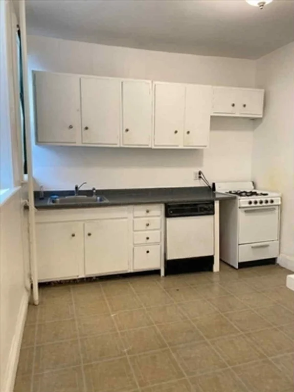 2 bed, 1 bath apartment for rent at 2031 Commonwealth Ave Unit 2, Brighton — photo 3 of 8