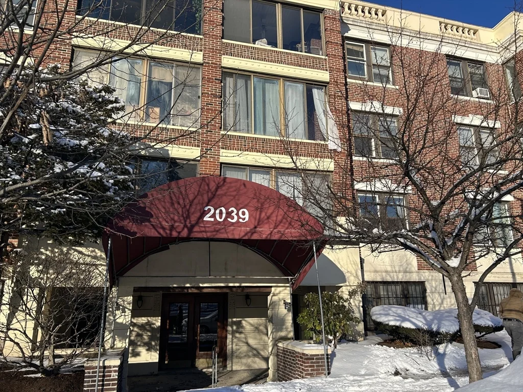1 bed, 1 bath apartment for rent at 2039 Commonwealth Ave Unit 8, Brighton