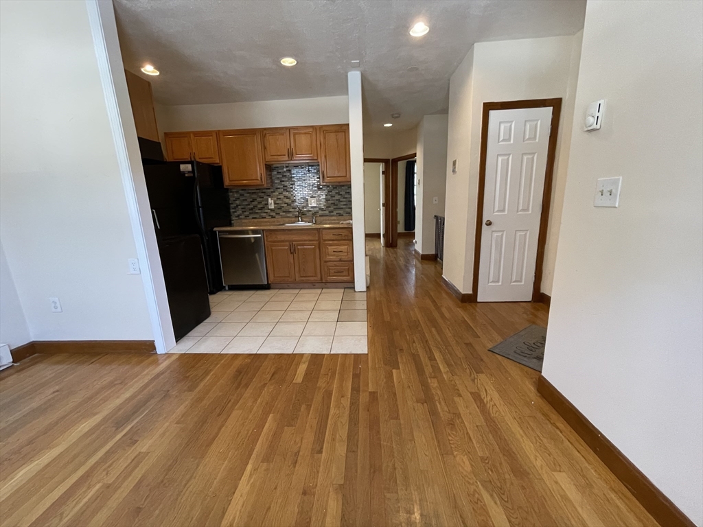 3 bed, 1 bath apartment for rent at 204 H St Unit 2, South Boston — photo 2 of 7