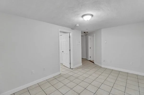 4 bed, 1 bath apartment for rent at 204 H St Unit 3, South Boston — photo 4 of 12