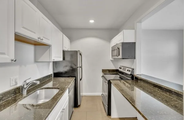 4 bed, 1 bath apartment for rent at 204 H St Unit 3, South Boston