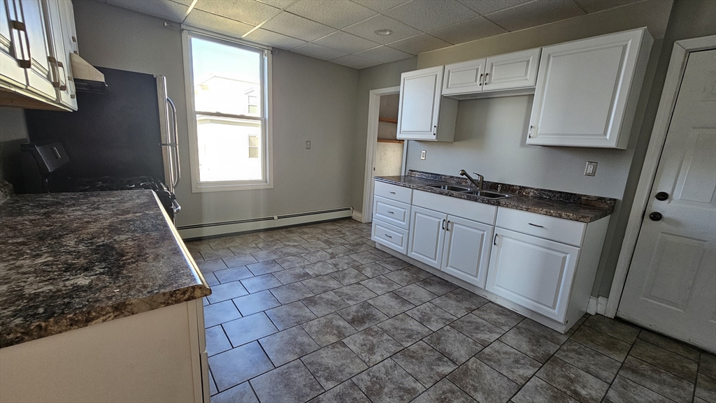3 bed, 1 bath apartment for rent at 204 High St Unit 2, Fall River — photo 3 of 11