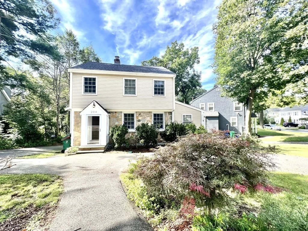 3 bed, 1 bath apartment for rent at 204 Jackson, Newton Center — photo 1 of 13