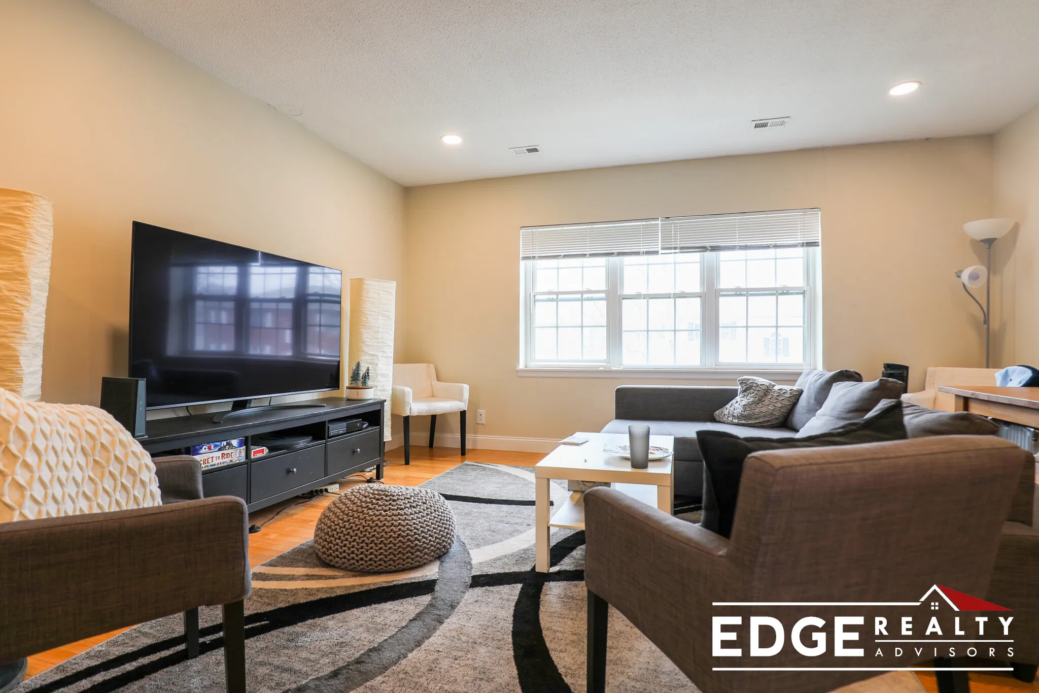3 bed, 2 bath apartment for rent at 204 Lake Shore Rd Unit 3, Oak Square — photo 4 of 8