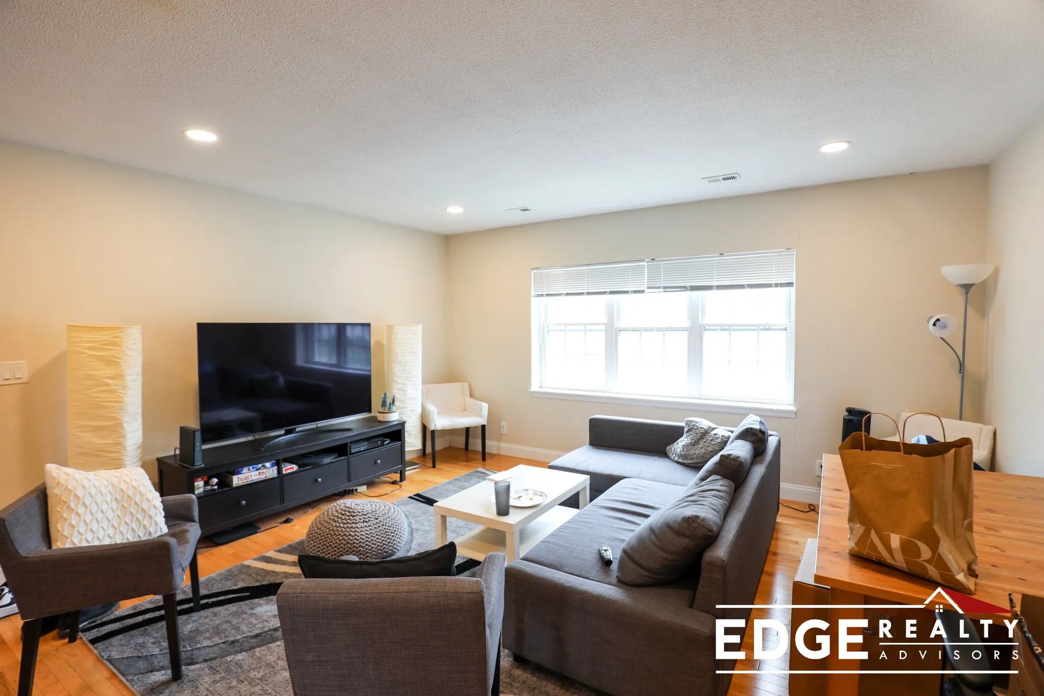 3 bed, 2 bath apartment for rent at 204 Lake Shore Rd Unit 3, Oak Square — photo 5 of 8