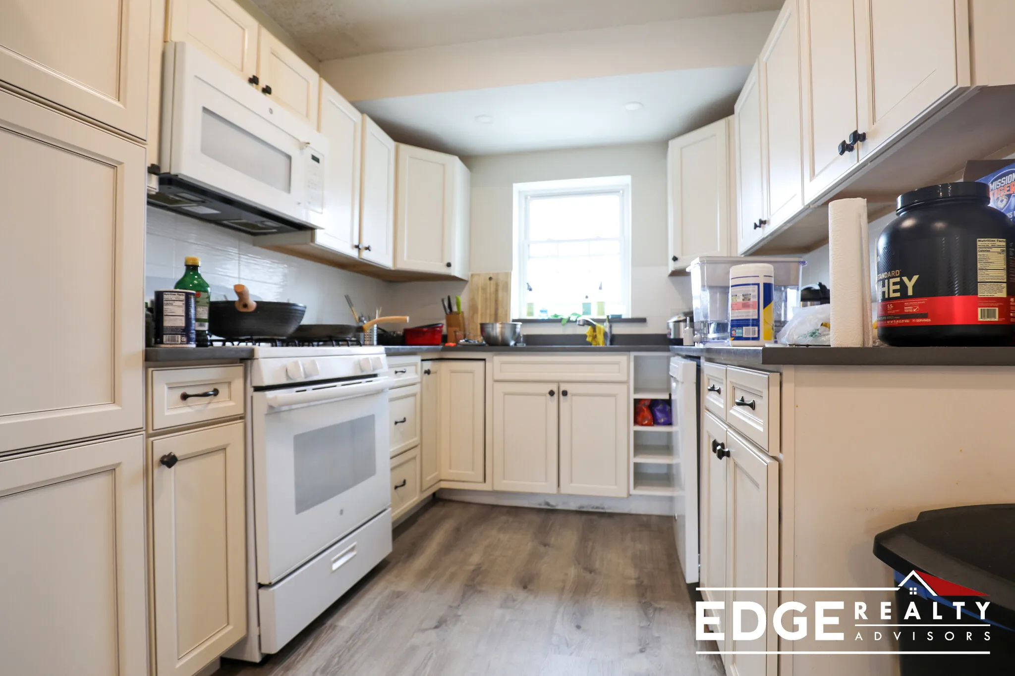 3 bed, 2 bath apartment for rent at 204 Lake Shore Rd Unit 3, Oak Square — photo 2 of 8