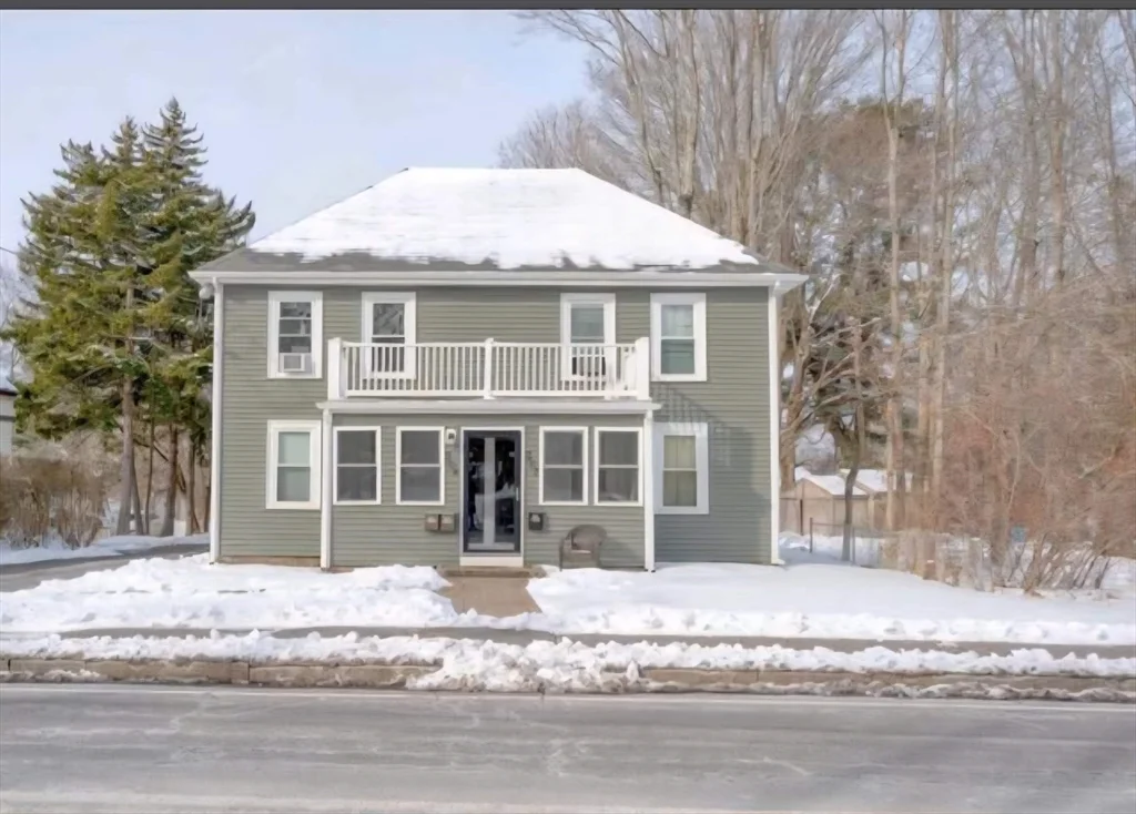 3 bed, 1 bath apartment for rent at 204 N Franklin St Unit 2, Holbrook — photo 1 of 8