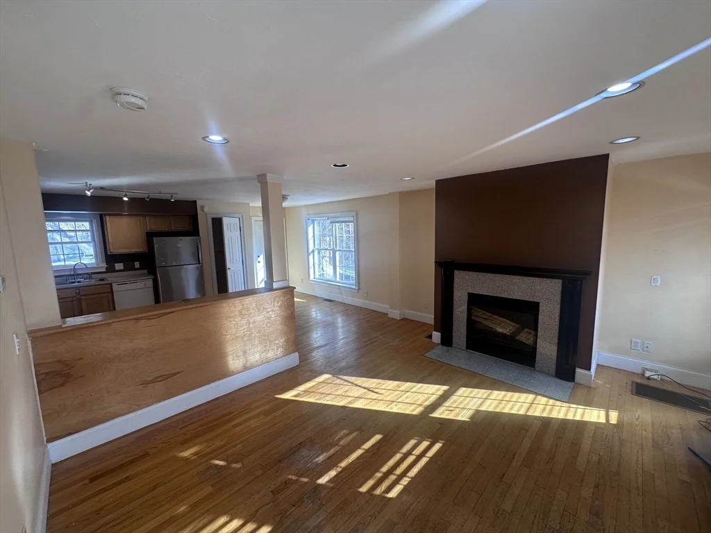 3 bed, 2 bath apartment for rent at 205 Highland St Unit B, Roxbury — photo 4 of 12