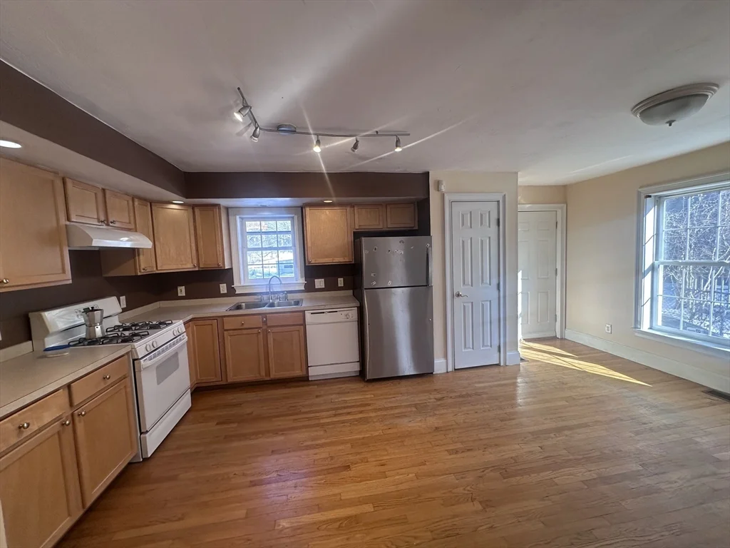 3 bed, 2 bath apartment for rent at 205 Highland St Unit B, Roxbury — photo 2 of 12
