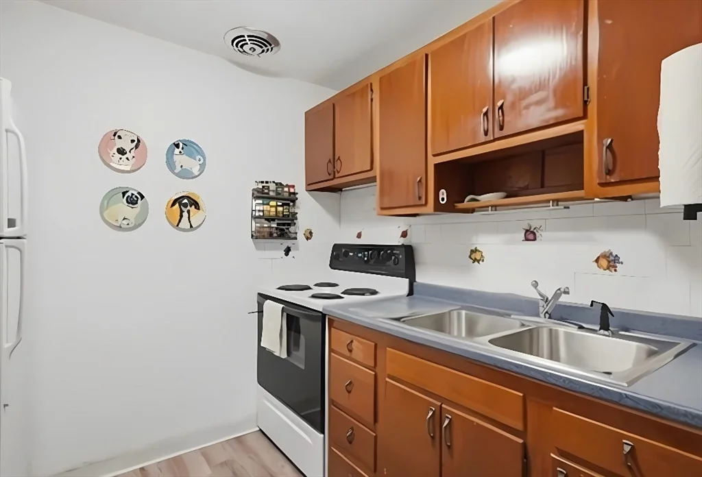 Studio bed, 1 bath apartment for rent at 205 Kent St Unit 35, Longwood — photo 5 of 10