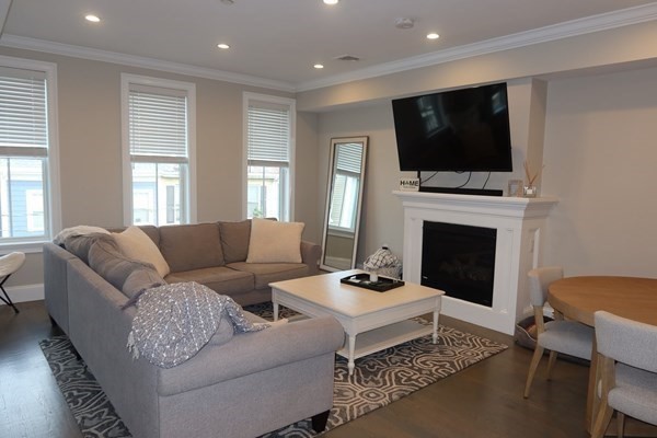 2 bed, 2 bath apartment for rent at 205 W 8th St Unit 4, South Boston — photo 2 of 22