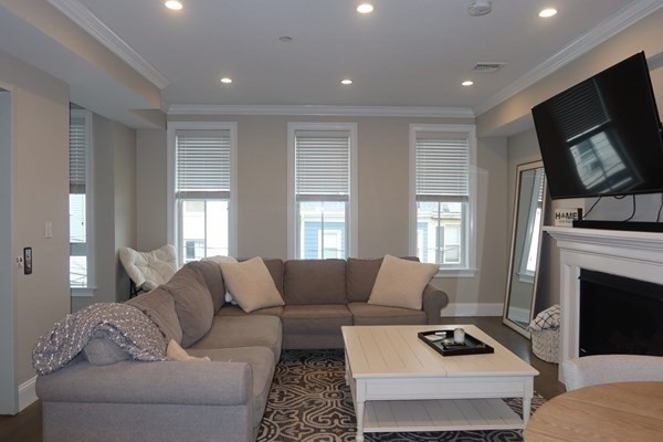 2 bed, 2 bath apartment for rent at 205 W 8th St Unit 4, South Boston — photo 3 of 22