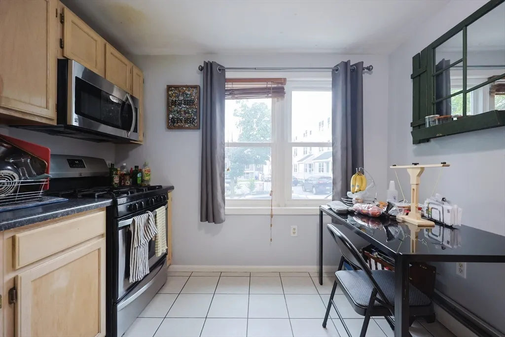 4 bed, 2 bath apartment for rent at 205 West Sixth St Unit Th, South Boston — photo 5 of 28