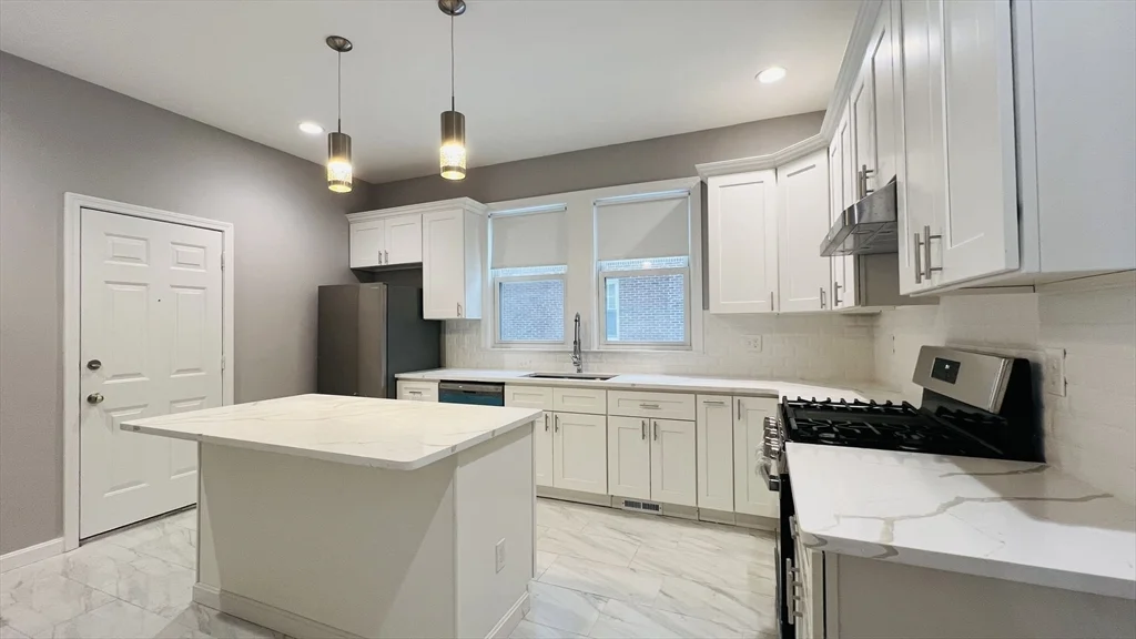 4 bed, 3 bath apartment for rent at 206 Winchester St Unit 206, Coolidge Corner — photo 3 of 14