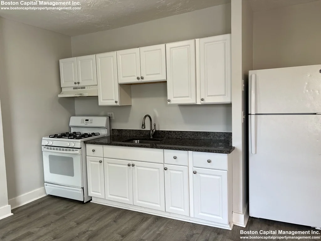 2 bed, 1 bath apartment for rent at 207 Broadway Unit 11, Everett