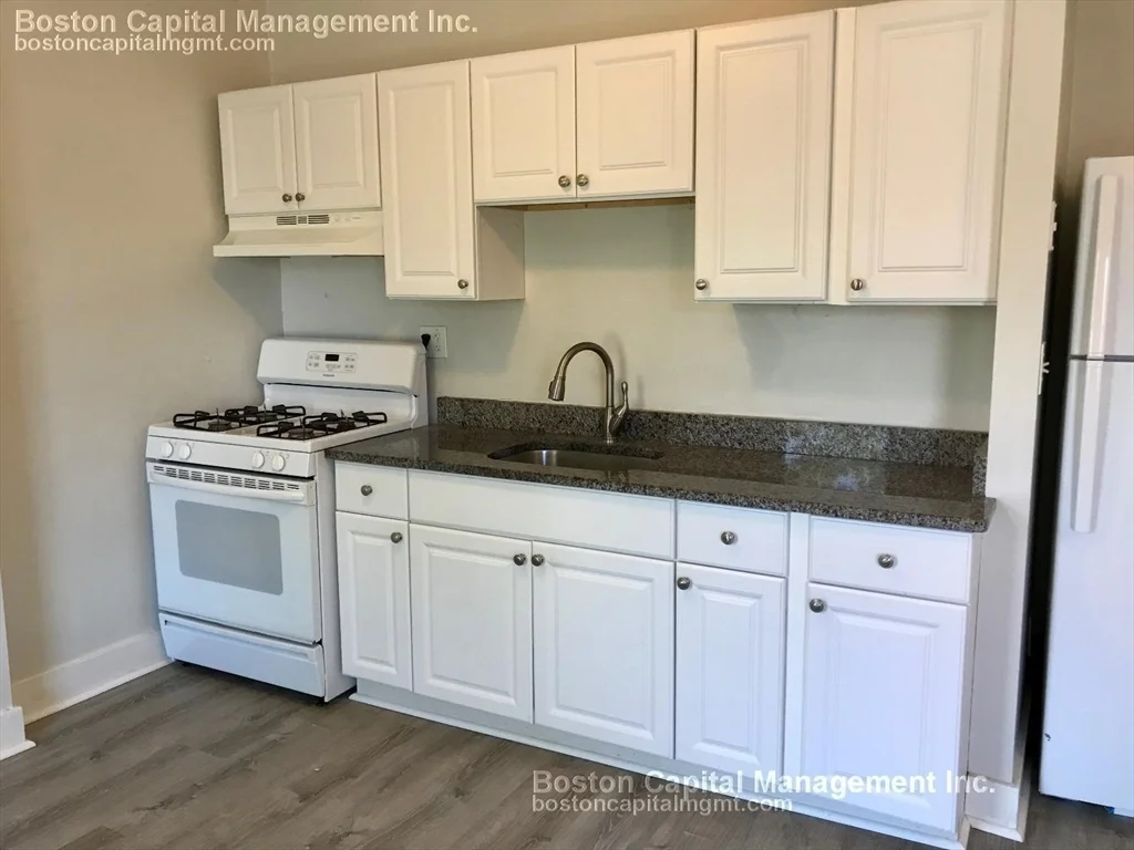 2 bed, 1 bath apartment for rent at 207 Broadway Unit 11, Everett — photo 2 of 14