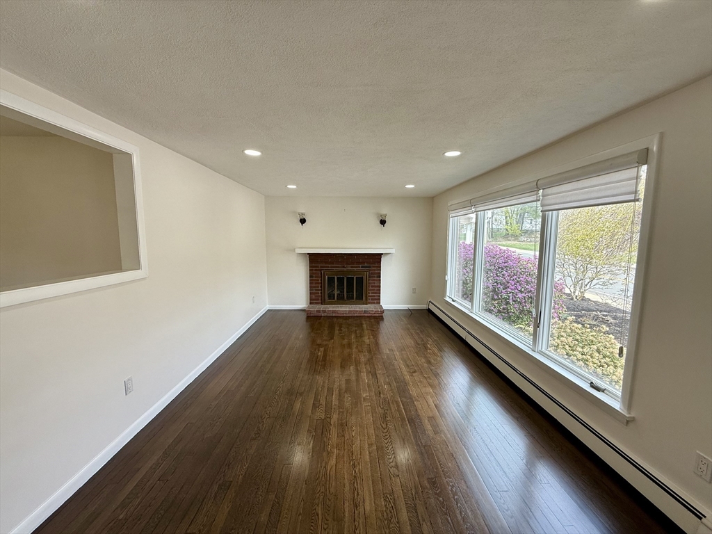 3 bed, 1 bath apartment for rent at 207 Franklin St, Stoneham — photo 5 of 13