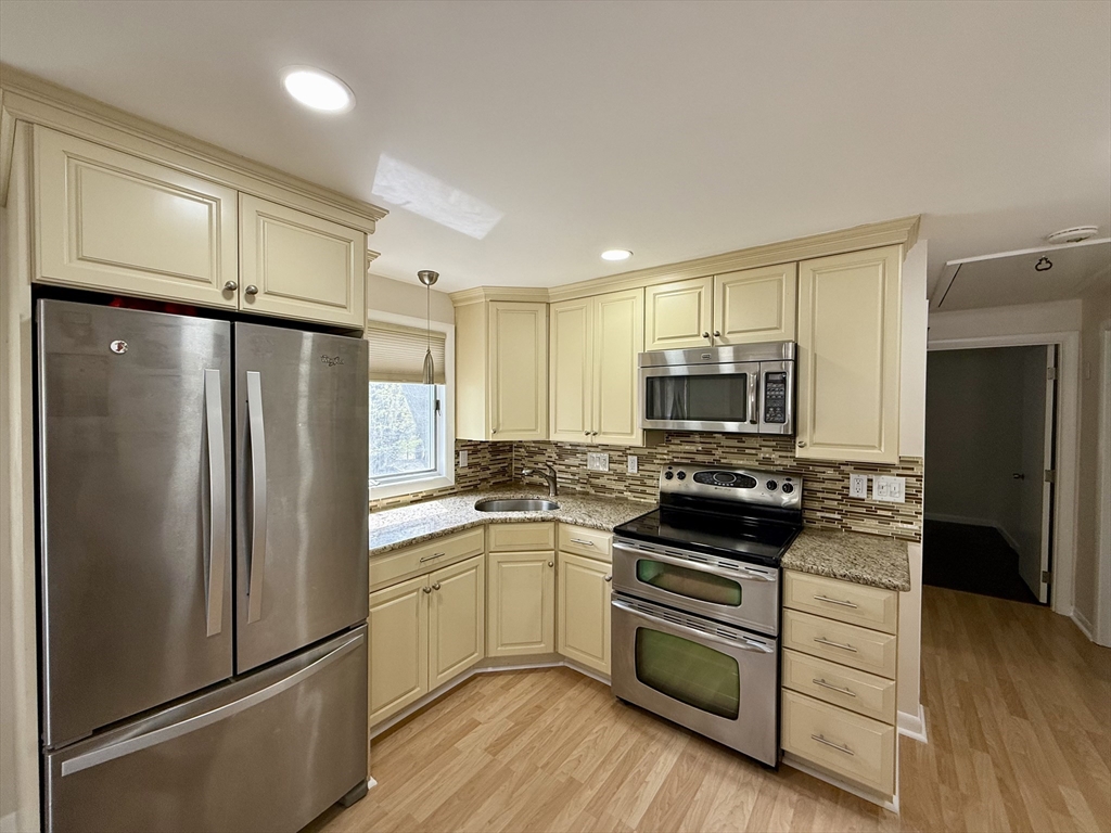 3 bed, 1 bath apartment for rent at 207 Franklin St, Stoneham — photo 2 of 13
