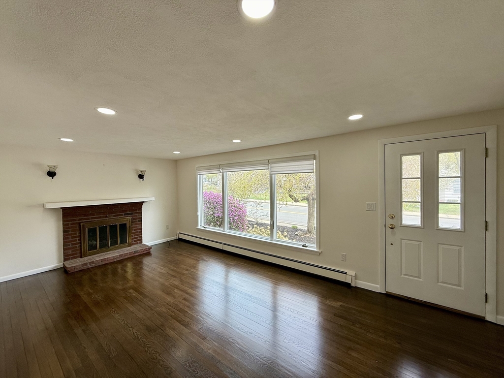 3 bed, 1 bath apartment for rent at 207 Franklin St, Stoneham — photo 4 of 13