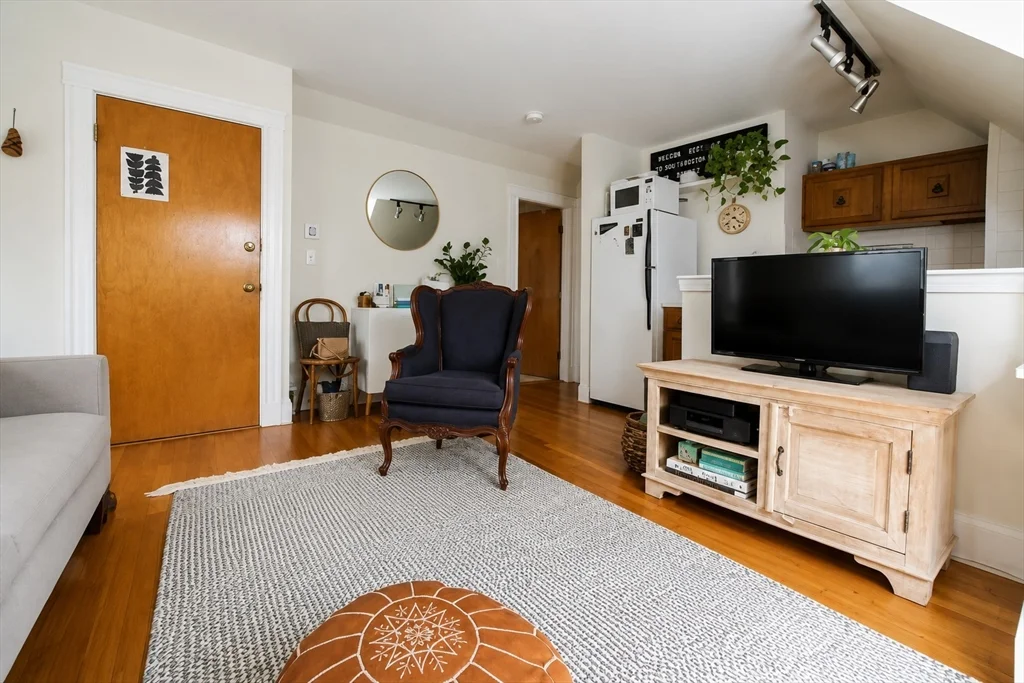 1 bed, 1 bath apartment for rent at 207 Lowell St Unit 3, Spring Hill — photo 3 of 8