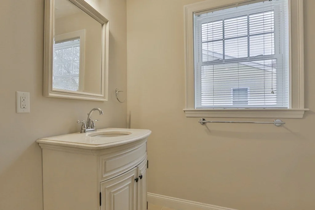 3 bed, 2 bath apartment for rent at 207 Renfrew St Unit 207, Arlington — photo 5 of 11