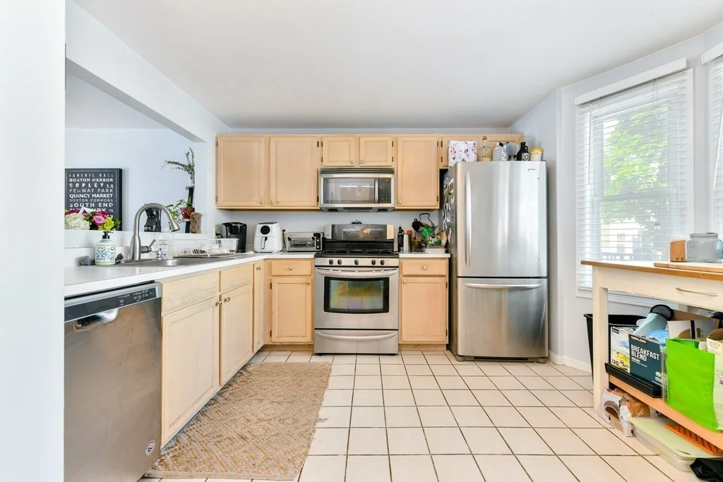 4 bed, 3 bath apartment for rent at 207 W 6th Unit 1, South Boston — photo 5 of 25
