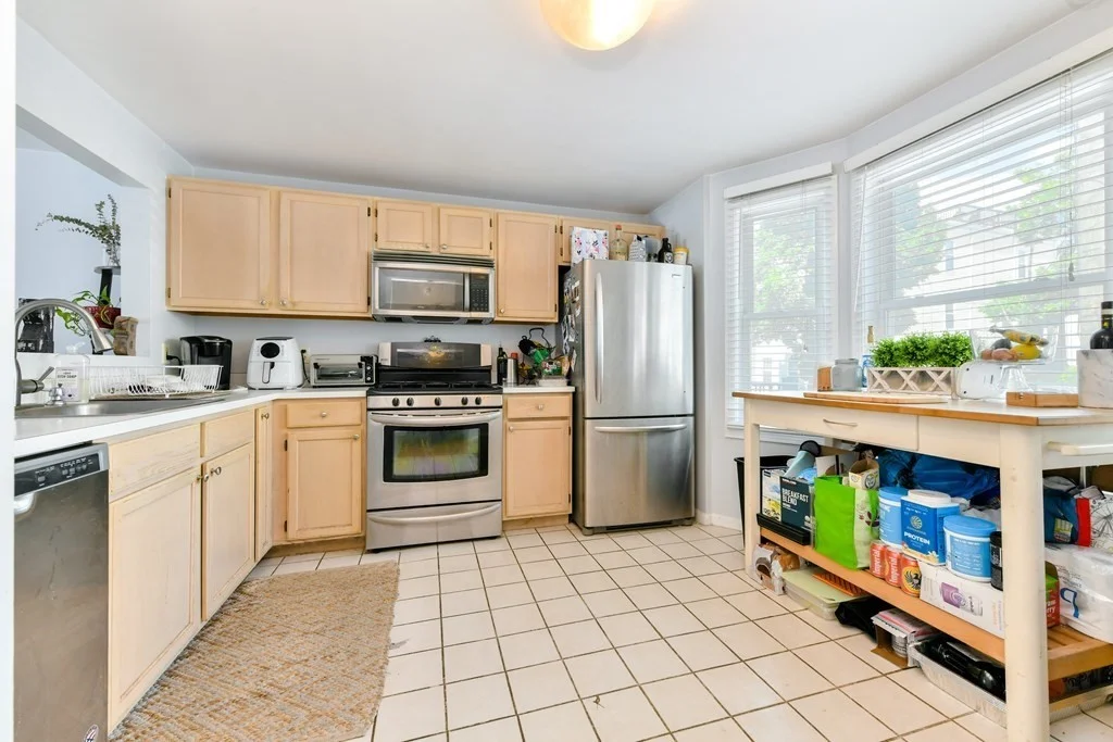 4 bed, 3 bath apartment for rent at 207 W 6th Unit 1, South Boston — photo 6 of 25