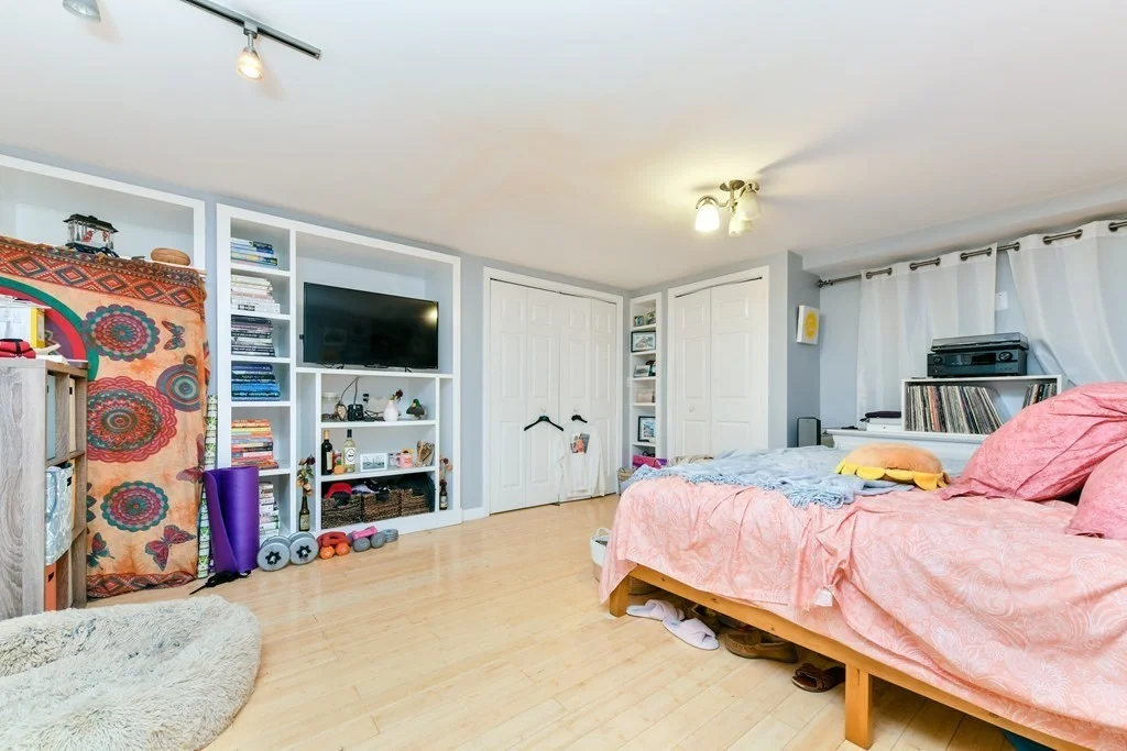 4 bed, 3 bath apartment for rent at 207 W 6th Unit 1, South Boston — photo 15 of 25