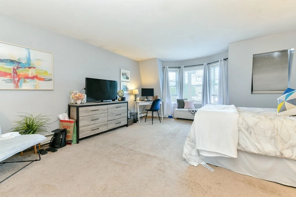 4 bed, 3 bath apartment for rent at 207 W 6th Unit 1, South Boston — photo 9 of 25