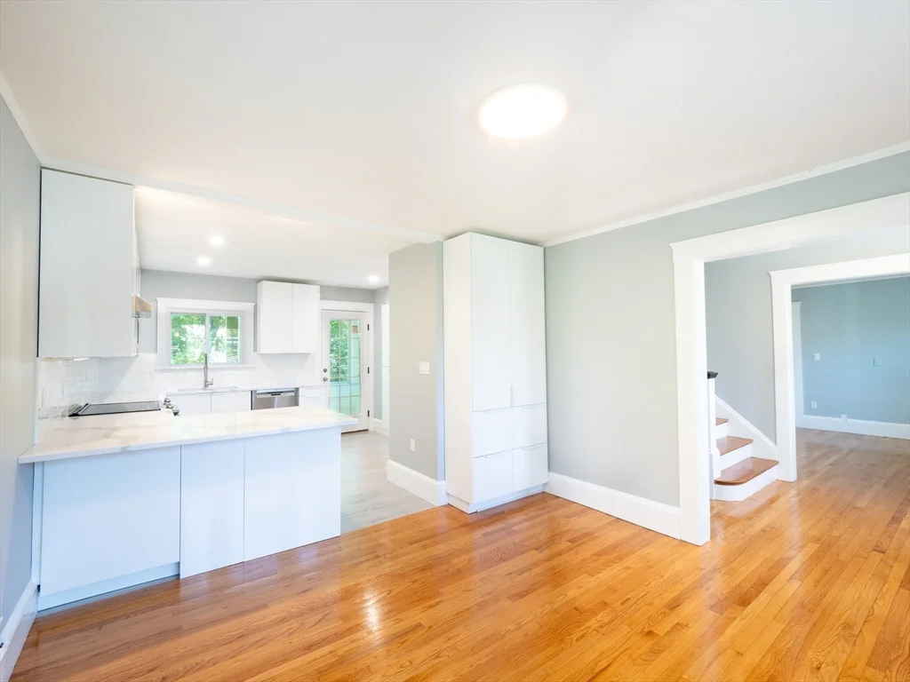 4 bed, 3 bath apartment for rent at 2075 Beacon St, Newton — photo 4 of 38