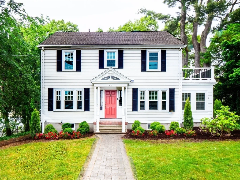 4 bed, 3 bath apartment for rent at 2075 Beacon St, Newton — photo 1 of 38