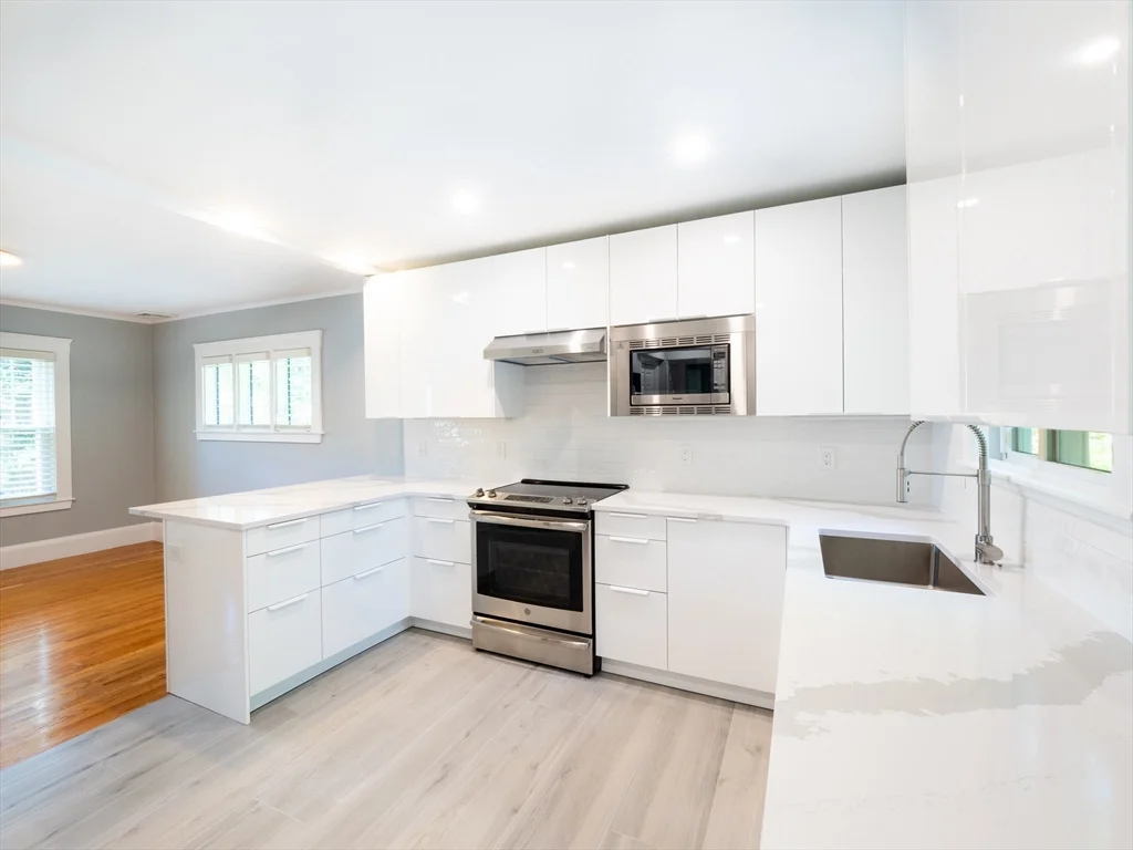 4 bed, 3 bath apartment for rent at 2075 Beacon St, Newton — photo 5 of 38
