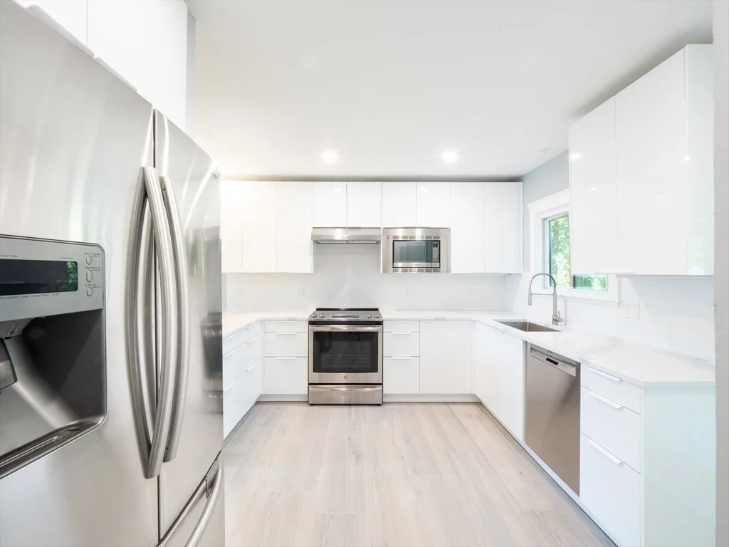 4 bed, 3 bath apartment for rent at 2075 Beacon St, Newton — photo 6 of 38